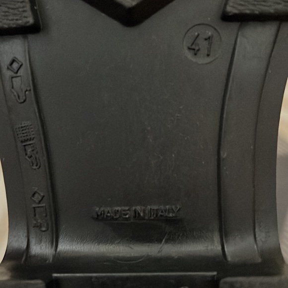 Authentic Burberry rain boots - Picture 2 of 4